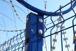 Кронштейн под болтовое соединение на заборе