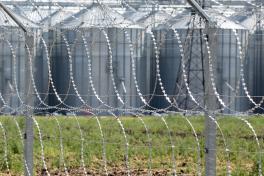 Плоский барьер как материал для забора