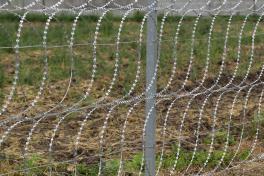 Забор из плоского барьера крупным планом