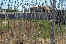 Сварная панель забора и колючая сетка Егоза