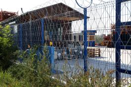 Металлическое ограждение с колючей сеткой Егоза