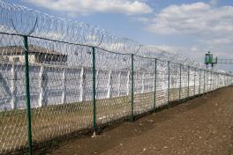 Забор из колючей сетки и спиральный барьер Егоза