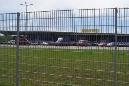 Забор из сварной сетки у супермаркета Метро