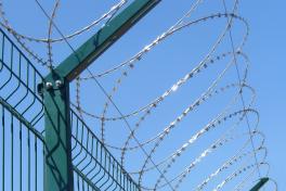 Плоский барьер 600 мм на заборе из сварной сетки