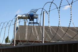 Плоский барьер Егоза на сдвижных воротах