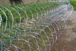 Пирамидальный барьер Егоза из трех спиралей