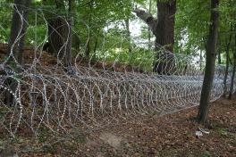 Пирамидальное заграждение Егоза 2х950+1000 мм в лесной местности