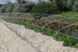 Спиральный барьер Егоза Аллигатор на берегу реки