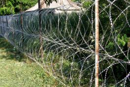 Спиральный барьер Егоза Аллигатор в 2 ряда на старых столбах