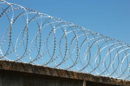 Спиральный барьер безопасности Егоза Кайман на бетонном заборе