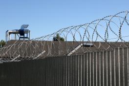 Спиральный барьер СББ Егоза Кайман на заборе из профилированного листа