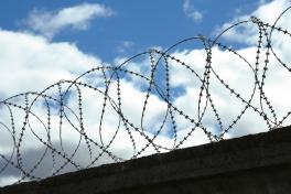 Спиральный барьер на бетонном заборе