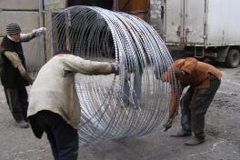 Разгрузка спирального барьера Егоза Супер с автомобиля