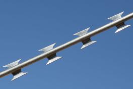 Колючая проволока Егоза Супер на фоне неба