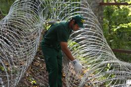 Монтаж двух спиралей барьера СББ Егоза