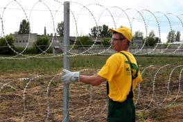 Монтаж забора из плоского заграждения Егоза