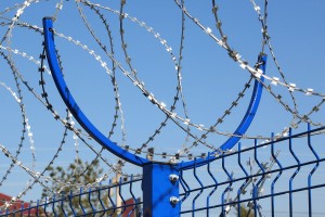Кронштейн и спиральный барьер Егоза на заборе из сварной сетки