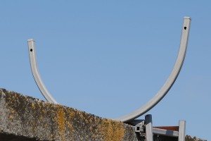 Кронштейны для спиральной Егозы на бетонном заборе