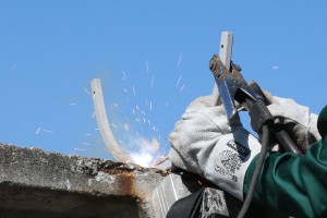 Встановлення кронштейна зваркою на бетонний паркан