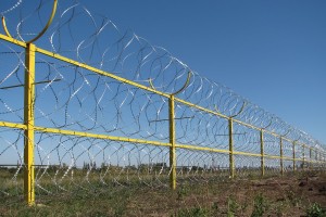 Забор из спирального барьера Егоза в три ряда